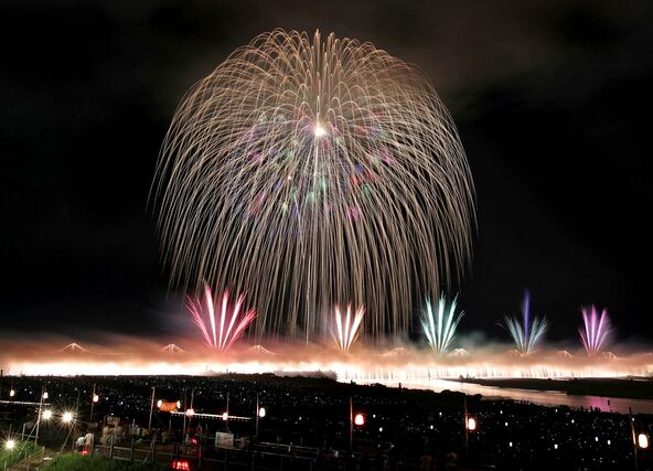 ナイアガラとともに打ち上げられた正三尺玉=2019年8月、長岡市