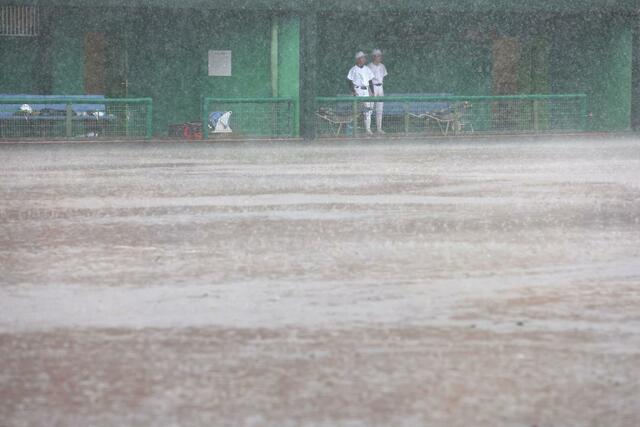 雨で中断中の三条パール金属スタジアム＝７月１０日正午前、三条市