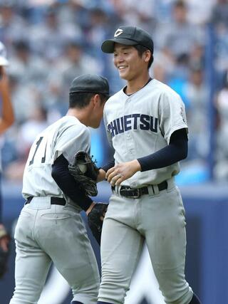 中越－新潟産大付　７回表、マウンドに上がる中越のエース雨木天空（右）＝エコスタ