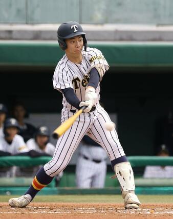北信越高校野球決勝 都市大塩尻-帝京長岡 無死一、三塁で小林が先制の右前適時打を放ち1-0=富山市民球場