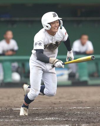 福井商－日本文理　５回２死一、三塁、日本文理の渡部倖成が適時打を放ち２－０＝高岡西部総合公園野球場