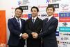 フォトセッションで写真撮影に応じる橋上秀樹監督（左）と伊藤琉偉選手（中央）、池田拓史社長（右）＝１０月２６日、新潟市中央区