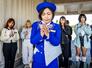 　大学生たちと共に戦没者に黙祷するシャーバー千亜希（手前）。「未来を担う若者に沖縄戦の歴史を知ってもらいたい」と話した＝２０２６年３月、沖縄県糸満市の平和祈念公園