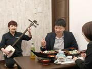 佐渡市・相川の民宿「太平海の家」で若女将の佐渡民謡弾き語りサービスを開始　臨場感楽しんで♪
