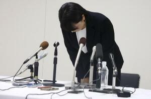 臨時記者会見で陳謝する前橋市の小川晶市長=2025年9月24日、前橋市