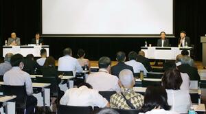 両津港周辺のまちづくりについて話し合った講演会=佐渡市両津夷