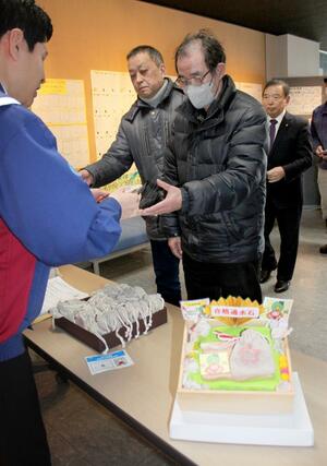 受験生のために合格通水石を受け取る人たち=1月10日、燕市五千石
