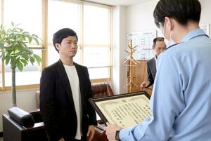 江南署から感謝状が贈られた大矢直輝さん(左)=江南署
