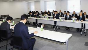 大河津分水改修促進期成同盟会が北陸地方整備局に大河津分水路の抜本的な改修を求めた要望活動=新潟市中央区