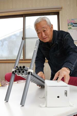 野生動物を追い払う装置をＰＲする広井工機の廣井晃社長＝長岡市美沢２