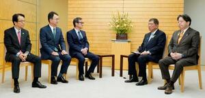 日本製鉄の橋本英二会長(中央)と面会する石破首相(右から2人目)=2日午前、首相官邸