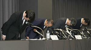 記者会見で謝罪する小林製薬の小林章浩社長(左から2人目)ら=3月29日、大阪市