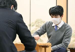 第１０期叡王戦本戦トーナメント準決勝で糸谷哲郎八段（左）に敗れ、対局を振り返る藤井聡太七冠＝２５日午後、大阪府高槻市の関西将棋会館