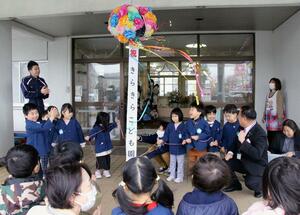 きらきらこども園の開園セレモニーでくす玉を割って祝う園児ら=五泉市白山2