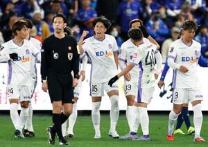 　長崎―広島　前半、先制ゴールを決め、ガッツポーズで喜ぶ広島・中野（中央）＝ピースタ