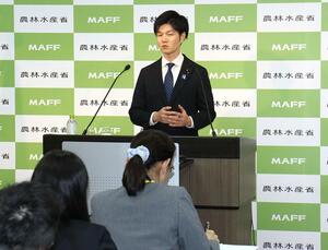 地方紙の合同会見でコメ政策などを語る鈴木憲和農相＝２２日、農林水産省