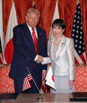 日米首脳会談後の署名式で握手を交わすトランプ米大統領(左)と高市早苗首相=10月28日、東京・元赤坂の迎賓館