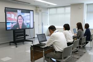 テ・カモ地区の中学校の教員とテレビ会議で打ち合わせをする加茂市職員ら=加茂市役所