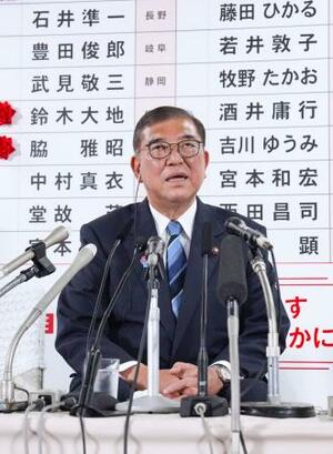 メディアのインタビューに答える自民党総裁の石破首相=20日午後10時3分、東京・永田町の党本部