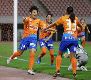新潟L-マイナビ仙台 後半26分、先制点を決め喜ぶMF下吉優衣(左)とFW田中聖愛=デンカビッグスワン(写真映像部・金子悟)