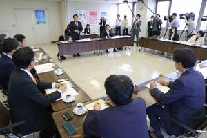 自民党の平井卓也広報本部長らと県連関係者が意見を交わした「政治刷新車座対話」=5月13日、新潟市中央区