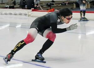 　スピードスケート日本代表の直前合宿で力強い滑りを見せる新濱立也＝２９日、インツェル（共同）