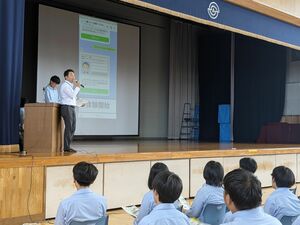闇バイトに勧誘される流れを高校生らが体験した防犯講演会=新潟市中央区水道町1
