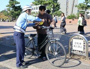 自転車青切符導入を前にルール順守などを呼びかけた広報活動=新潟市西区五十嵐2の町
