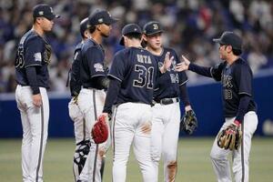 中日に勝利し、タッチを交わすオリックスナイン=バンテリンドーム