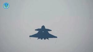 　飛行する中国軍の軍用機。同軍の東部戦区が２０２５年１２月３０日に台湾周辺での軍事演習の一場面として「微信（ウィーチャット）」の公式アカウントに投稿した（共同）