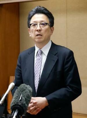 　長射程ミサイルの発射機などが陸自健軍駐屯地に搬入されたことを受け、取材に応じる熊本市の大西一史市長＝９日午後、熊本市役所