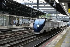 成田湯川駅を通過する特急スカイライナー