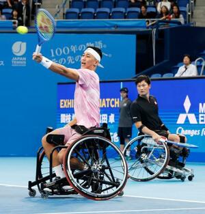 車いすテニス男子ダブルスのエキシビションマッチでプレーする国枝慎吾さん(奥)と小田凱人=有明コロシアム