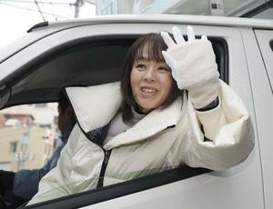 　１月２７日、有権者に手を振る自民党の杉田水脈氏＝大阪市西淀川区