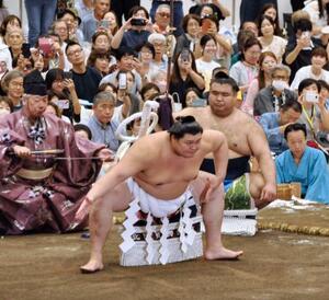 大相撲夏巡業で横綱土俵入りを披露する大の里=金沢市