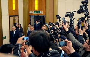 　開会中の全人代に合わせた記者会見に臨む王毅外相（左端）＝８日、北京（共同）