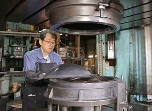 鉄鍋を手掛けるサミット工業の製造現場=燕市