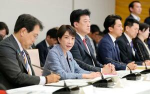中東情勢悪化への対応を議論する閣僚会議で発言する高市首相(左から2人目)=12日午後、首相官邸