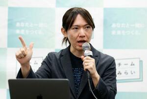 記者会見で衆院選の公約を説明するチームみらいの安野党首=22日午前、東京都港区