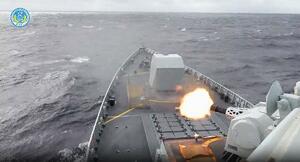 航行する中国軍の艦船。中国軍の東部戦区が29日、台湾周辺での軍事演習の一場面として「微信(ウィーチャット)」の公式アカウントに投稿した(共同)