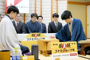 第49期棋王戦コナミグループ杯5番勝負第1局で、伊藤匠七段(左)と対局する藤井聡太棋王=2月4日、富山県魚津市