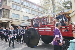 神湯をまきながら温泉街を練り歩いた「湯かけまつり」＝５日、弥彦村弥彦