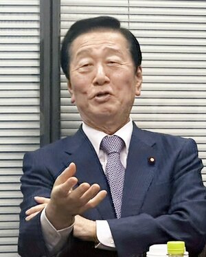 記者団の取材に応じる中道改革連合の小沢一郎元衆院議員=3日午後、東京都千代田区