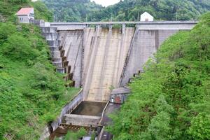 放流を行った栃ケ原ダム=柏崎市高柳町栃ケ原
