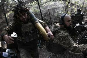 ウクライナ東部ドネツク州で、砲弾を運ぶウクライナ兵士=9日(ゲッティ=共同)