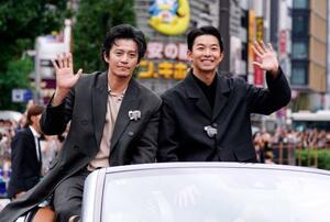 名古屋まつりの行列に参加したNHK大河ドラマ「豊臣兄弟!」主演の仲野太賀さん(右)と小栗旬さん=19日午後、名古屋市