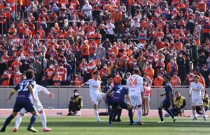 サポーターを背にプレーする選手たち=2020年2月23日、群馬県前橋市の正田醤油スタジアム群馬
