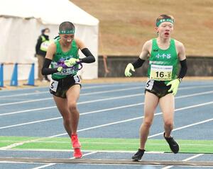 5区波間優弥(右)からアンカーの品田京平にたすきをわたす=12月15日、滋賀県希望が丘文化公園
