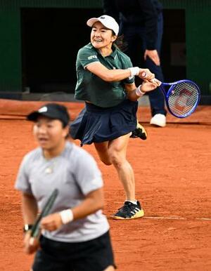 　女子ダブルス準々決勝でプレーする青山修子（奥）梁恩碩組。４強入りを果たした＝パリ（共同）