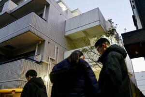 「女性が刺された」と通報のあった東京都新宿区のマンション=29日午後4時55分